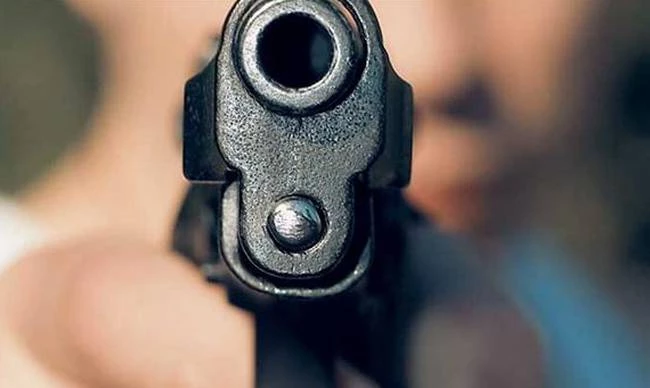 «Αδέσποτη» σφαίρα καρφώθηκε σε ταξί στο Αίγιο, την ώρα που ο οδηγός ήταν μέσα!